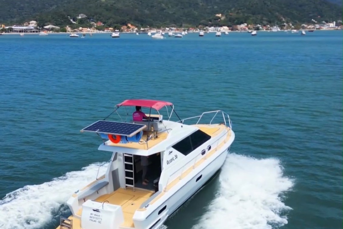 Oceanic 36 navegando en la bahía, con la costa de Porto Belo de fondo