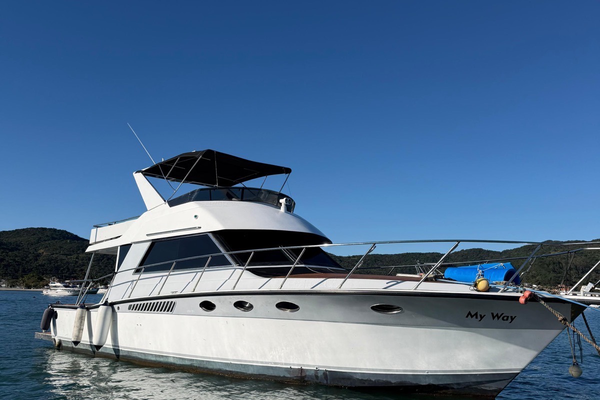 Tecnomarine 50 fondeada, vista de proa al flybridge